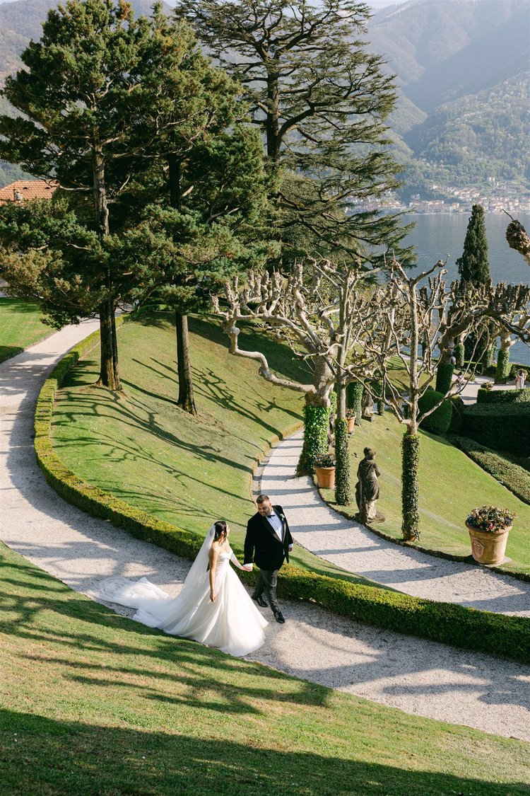 A couple on the winding paths of the gardens