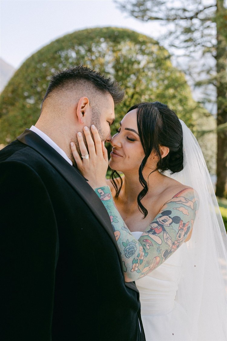 A tender moment in the gardens
