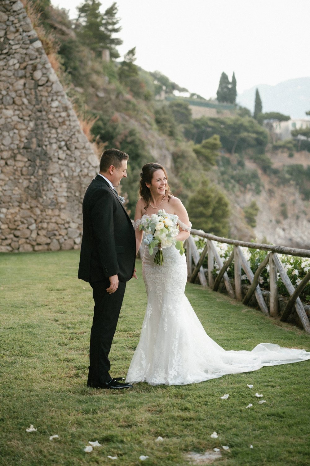 A couple in the Seaview Garden of Borgo Santandrea, with the cliff behind, Amalfi Coast