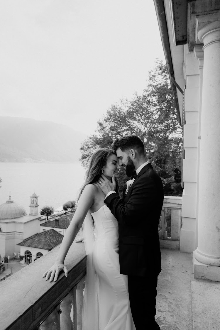 A kiss on the balcony, above the lake