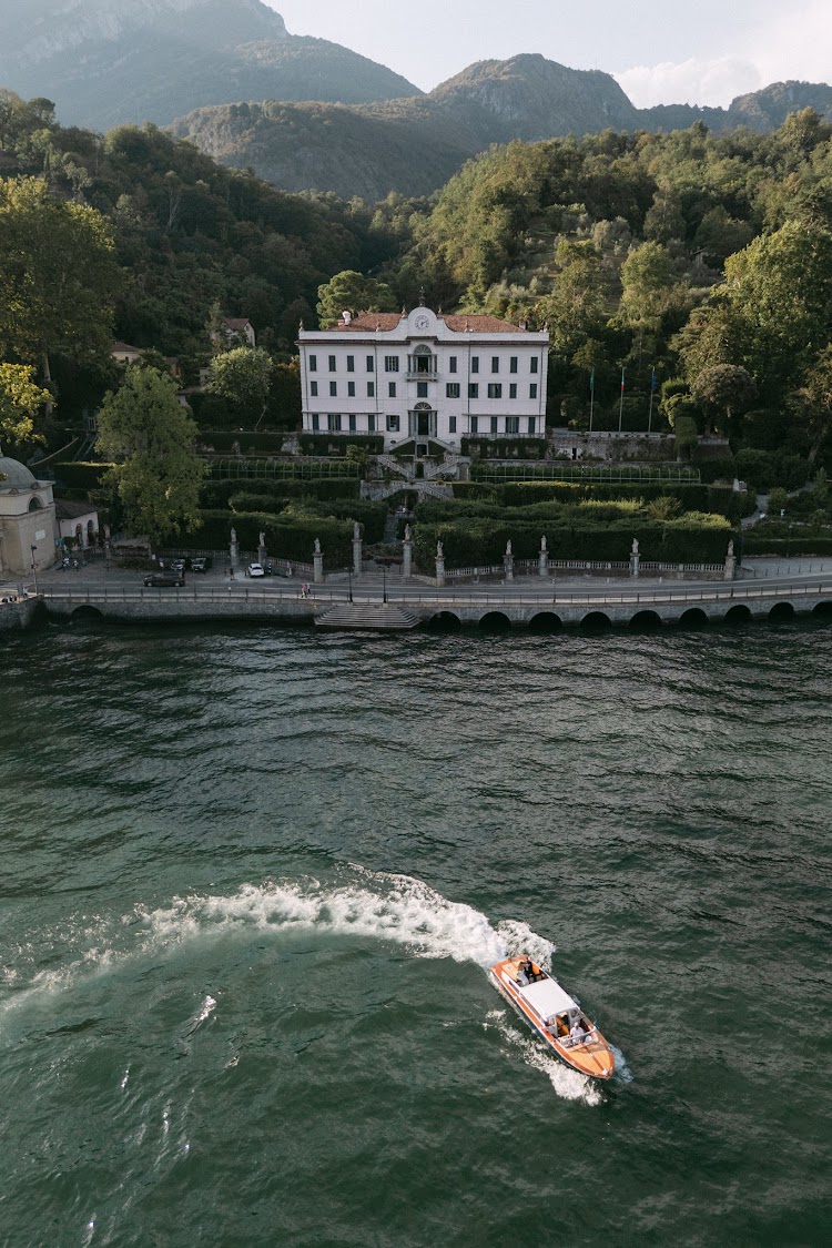 Villa Carlotta and a boat on Lake Como from above