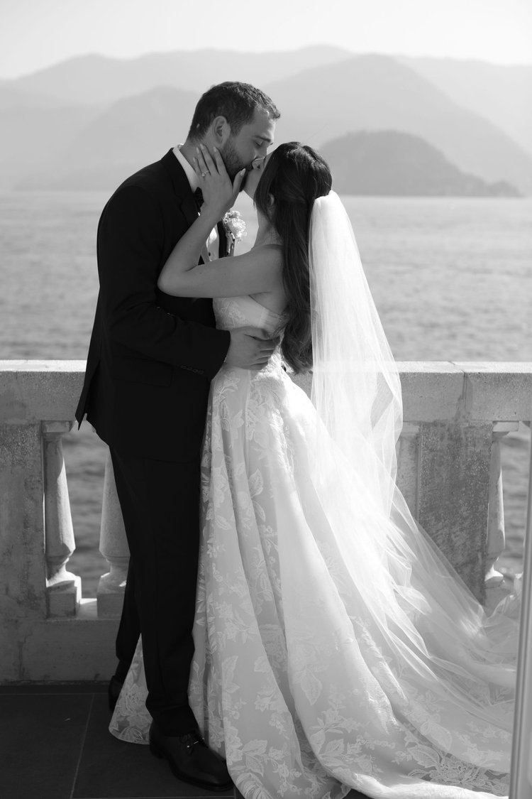 A kiss on the terrace in black and white