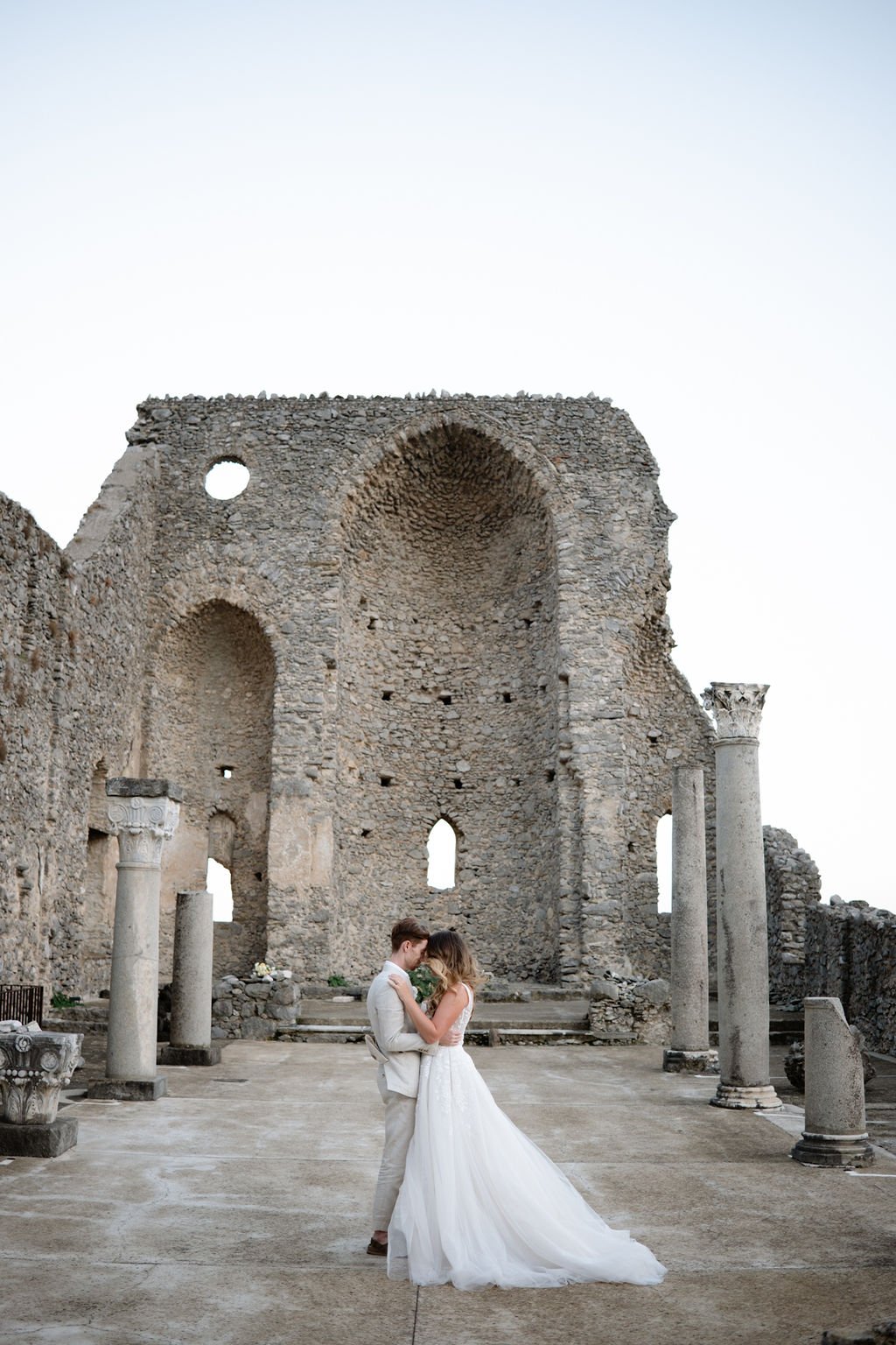 A couple embracing among the columns and arches of the Basilica of Sant’Eustachio