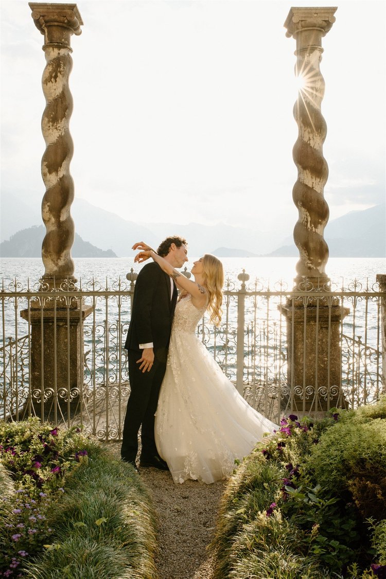 A kiss between the spiral columns of the gardens of Villa Monastero