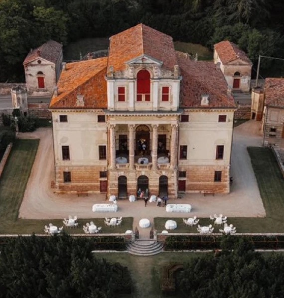 Elope in the Italian gardens of a historic villa near Verona, already designed elopement in Italy