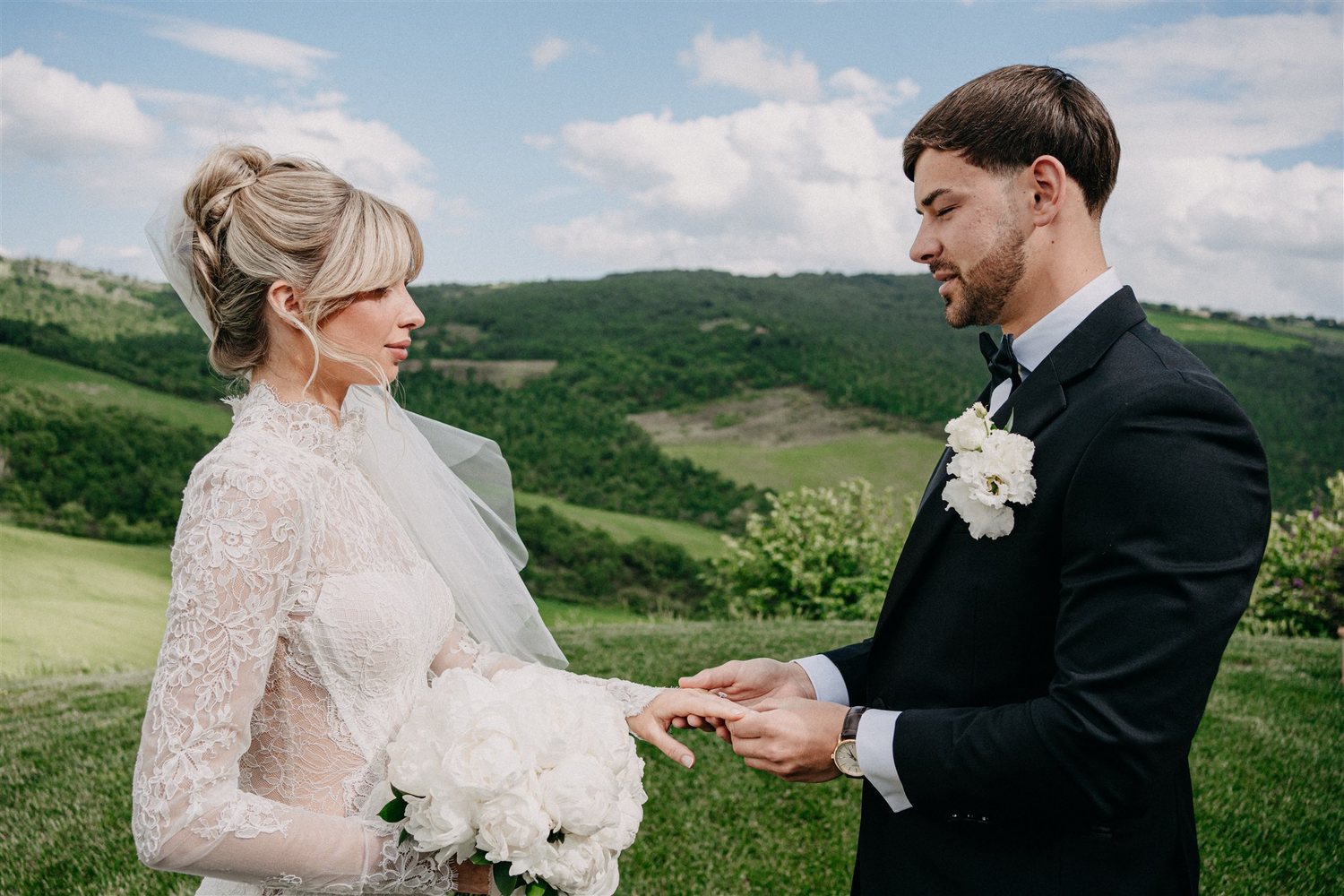 Exchanging rings above the valley