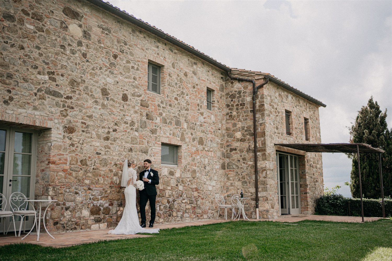 A couple beside the old stone farmhouse of Sce Quirìc