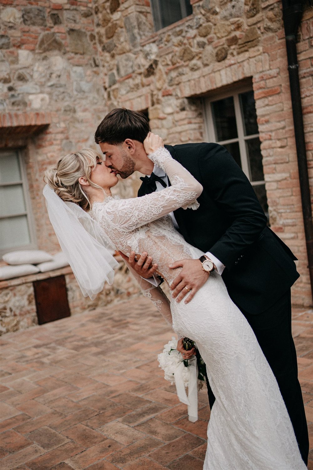 A kiss in the courtyard